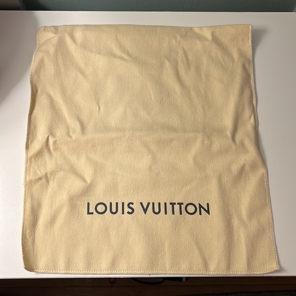 New Louis Vuitton Petit Sac Plat. Product ID: M69442. Material&Color: Monogram. - Picture 14 of 16